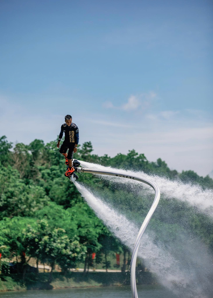 Bay giữa Lamori với flyboard đỉnh cao- Ảnh 1. Bay giữa Lamori với flyboard đỉnh cao- Ảnh 1.