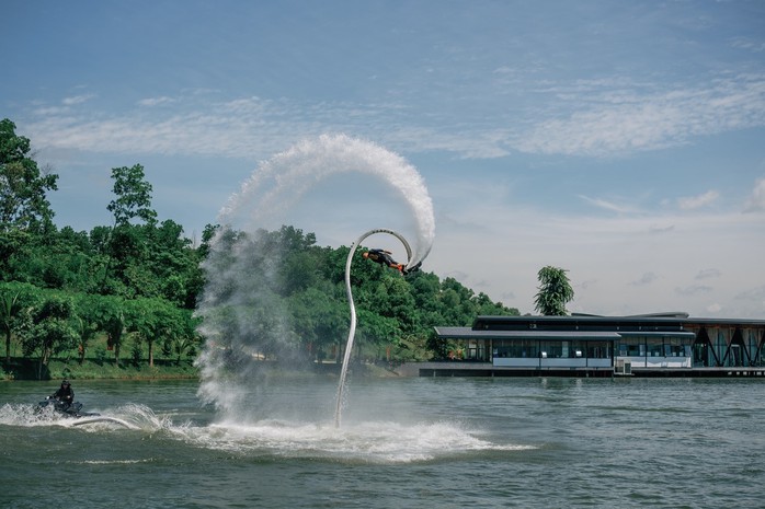 Bay giữa Lamori với flyboard đỉnh cao- Ảnh 4. Bay giữa Lamori với flyboard đỉnh cao- Ảnh 4.