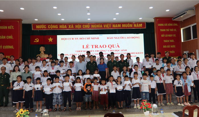 100 suất học bổng tiếp sức học sinh nghèo Cần Giờ đến trường- Ảnh 4. 100 suất học bổng tiếp sức học sinh nghèo Cần Giờ đến trường- Ảnh 4.