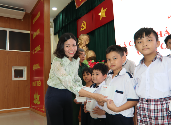 100 suất học bổng tiếp sức học sinh nghèo Cần Giờ đến trường- Ảnh 8. 100 suất học bổng tiếp sức học sinh nghèo Cần Giờ đến trường- Ảnh 8.