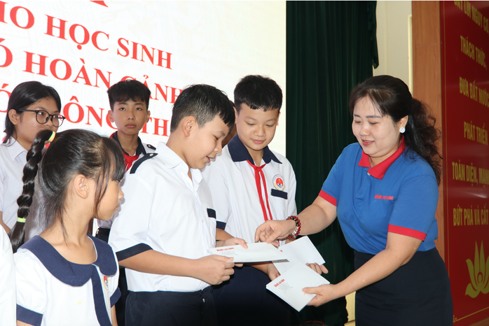 100 suất học bổng tiếp sức học sinh nghèo Cần Giờ đến trường- Ảnh 7. 100 suất học bổng tiếp sức học sinh nghèo Cần Giờ đến trường- Ảnh 7.
