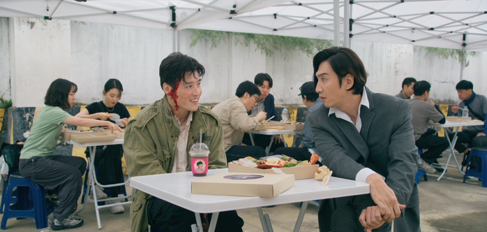 "Thị đế Beaksang" Kang Ha-neul so kè Lee Kwang-soo trong phim Việt - Hàn- Ảnh 6. "Thị đế Beaksang" Kang Ha-neul so kè Lee Kwang-soo trong phim Việt - Hàn- Ảnh 6.