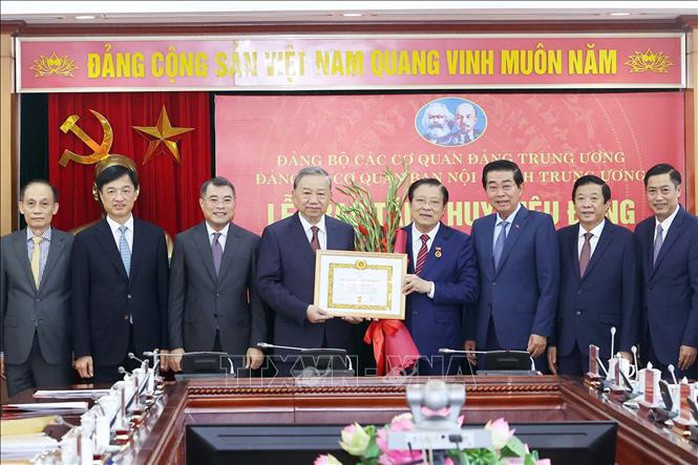 Tổng Bí thư Tô Lâm trao Huy hiệu 45 năm tuổi Đảng cho ông Phan Đình Trạc - Ảnh 1. Tổng Bí thư Tô Lâm trao Huy hiệu 45 năm tuổi Đảng cho ông Phan Đình Trạc - Ảnh 1.