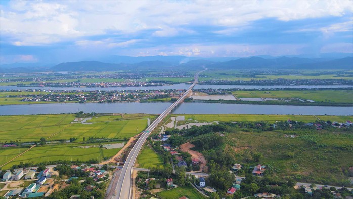 Vì sao đường cao tốc Vũng Áng - Bùng cấm xe tải nặng ngay sau khi thông xe? - Ảnh 1. Vì sao đường cao tốc Vũng Áng - Bùng cấm xe tải nặng ngay sau khi thông xe? - Ảnh 1.