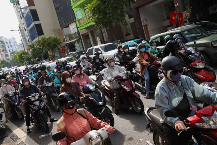 Tắc nghẽn giao thông đường Bạch Đằng: Cửa ngõ quan trọng vào sân bay Tân Sơn Nhất - Ảnh 8. Tắc nghẽn giao thông đường Bạch Đằng: Cửa ngõ quan trọng vào sân bay Tân Sơn Nhất - Ảnh 8.