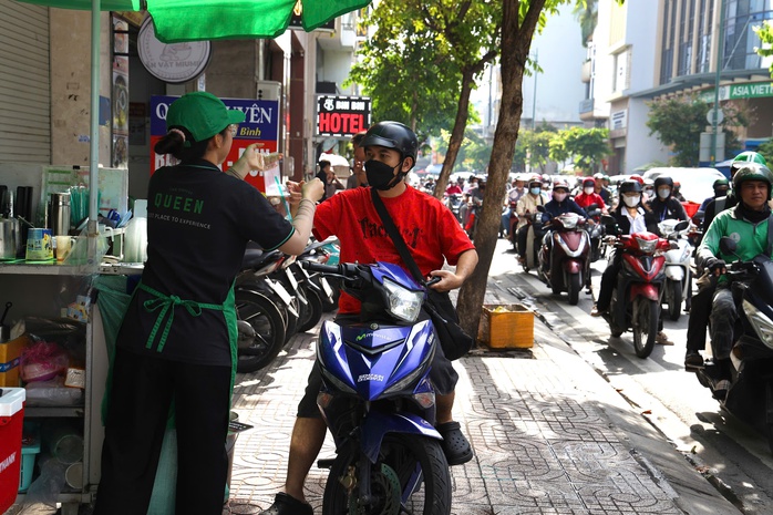 Tắc nghẽn giao thông đường Bạch Đằng: Cửa ngõ quan trọng vào sân bay Tân Sơn Nhất - Ảnh 7. Tắc nghẽn giao thông đường Bạch Đằng: Cửa ngõ quan trọng vào sân bay Tân Sơn Nhất - Ảnh 7.