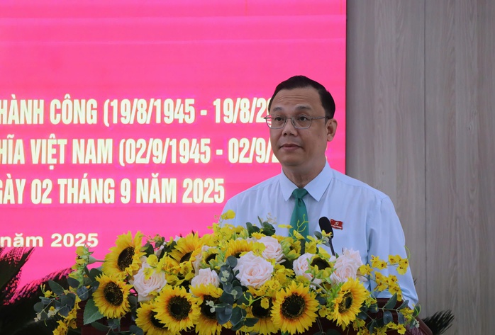 Phường Chợ Quán trao tặng Huy hiệu Đảng cho 31 đồng chí đảng viên - Ảnh 3.