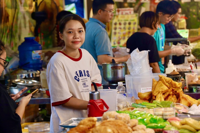 Từ gốm Bát Tràng đến chiếu Định Yên ở Thảo Cầm Viên- Ảnh 4. Từ gốm Bát Tràng đến chiếu Định Yên ở Thảo Cầm Viên- Ảnh 4.