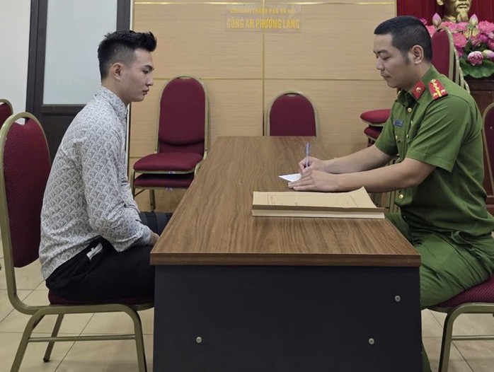 Tạm giữ thanh niên tông Công an khi chạy ngược chiều và không đội mũ bảo hiểm - Ảnh 1.