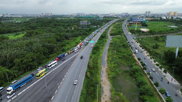 Cận cảnh người dân TP HCM về quê nghỉ lễ ở nhiều tuyến đường chiều tối 29-8- Ảnh 1. Cận cảnh người dân TP HCM về quê nghỉ lễ ở nhiều tuyến đường chiều tối 29-8- Ảnh 1.