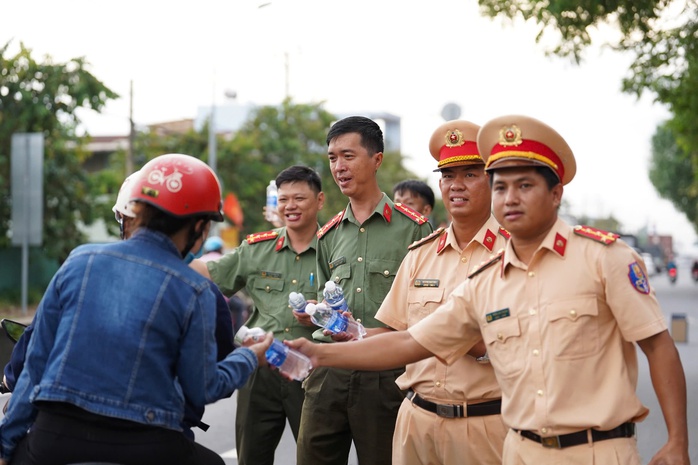 Cận cảnh người dân TP HCM về quê nghỉ lễ ở nhiều tuyến đường chiều tối 29-8- Ảnh 19. Cận cảnh người dân TP HCM về quê nghỉ lễ ở nhiều tuyến đường chiều tối 29-8- Ảnh 19.