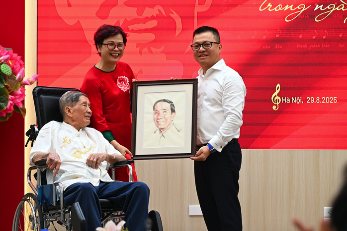 Nhạc sĩ Phạm Tuyên tặng "Như có Bác trong ngày đại thắng" cho Báo Nhân Dân - Ảnh 2.