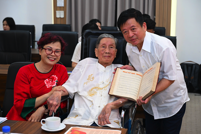 Nhạc sĩ Phạm Tuyên tặng "Như có Bác trong ngày đại thắng" cho Báo Nhân Dân - Ảnh 3.