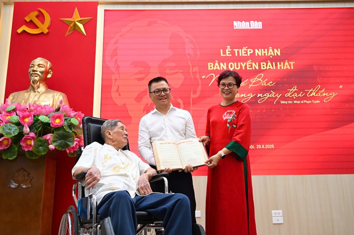 Nhạc sĩ Phạm Tuyên tặng "Như có Bác trong ngày đại thắng" cho Báo Nhân Dân - Ảnh 1.