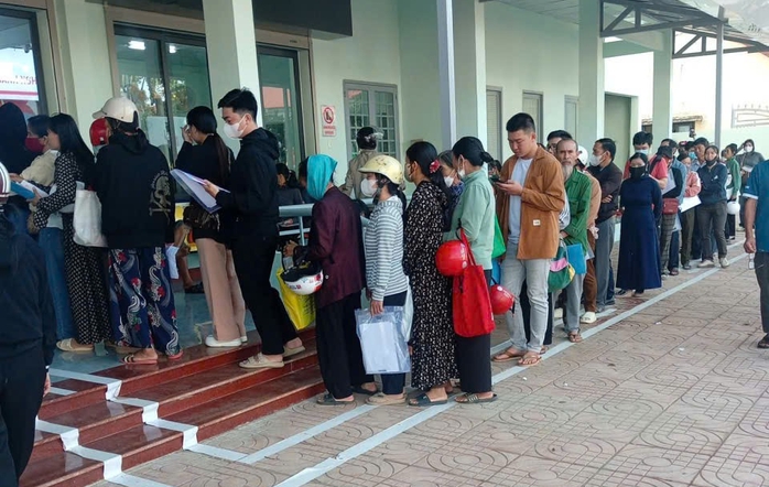 Diễn biến mới vụ người dân xếp hàng chờ làm thủ tục hành chính tại Đắk Lắk - Ảnh 2. Diễn biến mới vụ người dân xếp hàng chờ làm thủ tục hành chính tại Đắk Lắk - Ảnh 2.
