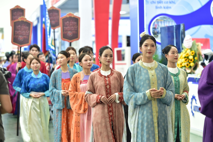 NSND Tự Long "trở thành" thầy mo người Mường- Ảnh 7.