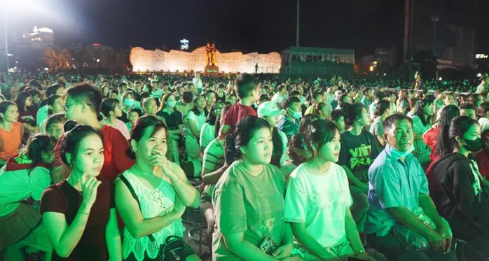 Tưng bừng đêm khai mạc Lễ hội “Tinh hoa Đại ngàn – Biển xanh hội tụ” ở Gia Lai - Ảnh 12.