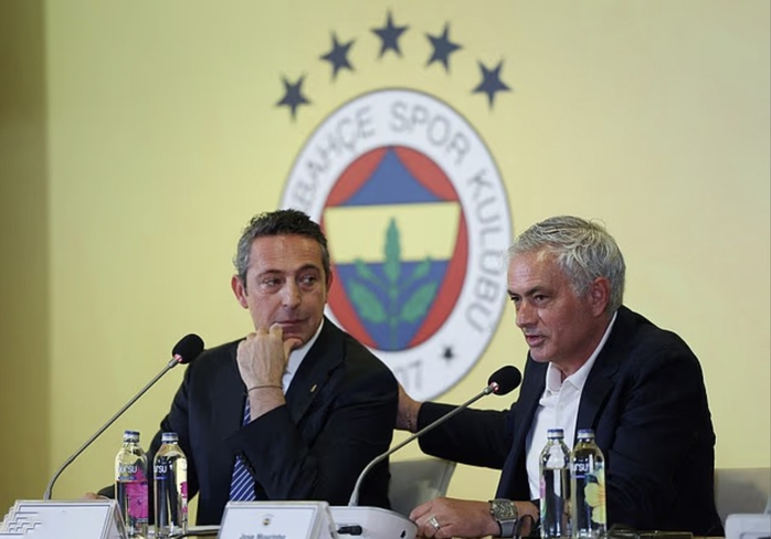 Mourinho bị Fenerbahce sa thải, rộ tin đồn trở lại Man United - Ảnh 1.
