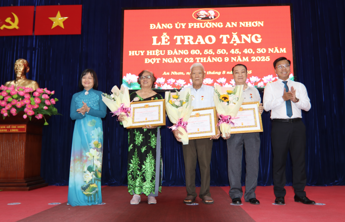 Phường An Nhơn trao 50 Huy hiệu Đảng dịp Quốc khánh 2-9 - Ảnh 5.