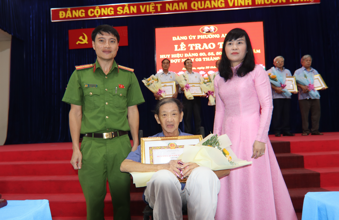 Phường An Nhơn trao 50 Huy hiệu Đảng dịp Quốc khánh 2-9 - Ảnh 4.