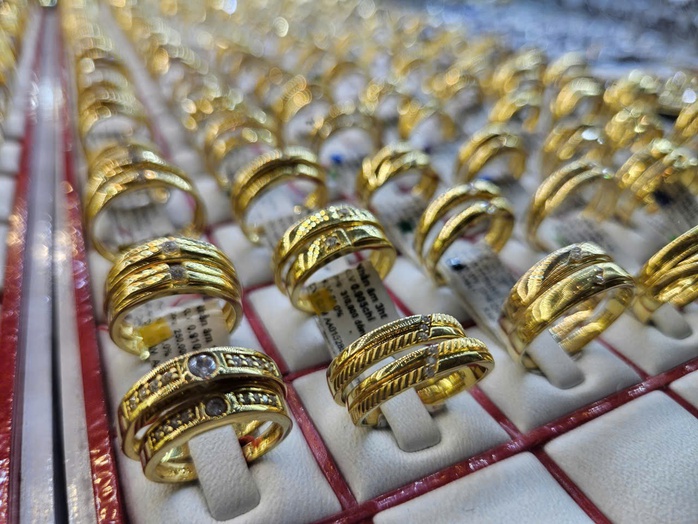 Cuối ngày 1-9, giá vàng tăng vọt, xuất hiện mốc đỉnh mới- Ảnh 2. Cuối ngày 1-9, giá vàng tăng vọt, xuất hiện mốc đỉnh mới- Ảnh 2.