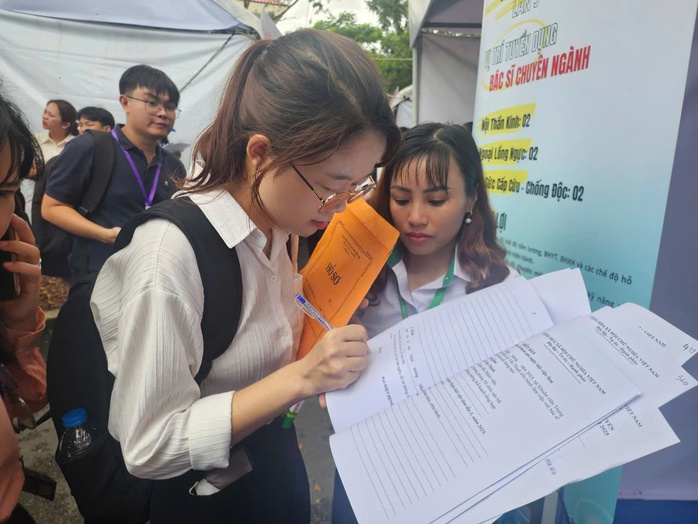 Tuyển dụng bác sĩ tại Ngày hội việc làm ngành y tế TP HCM đạt con số kỷ lục- Ảnh 1. Tuyển dụng bác sĩ tại Ngày hội việc làm ngành y tế TP HCM đạt con số kỷ lục- Ảnh 1.