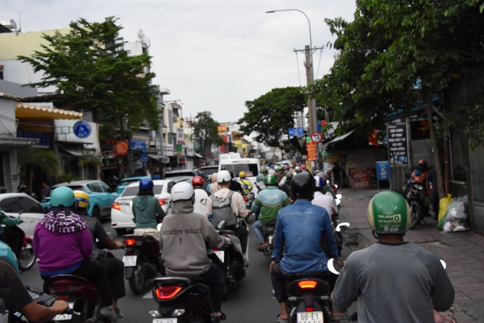 Cận cảnh người dân TP HCM về quê nghỉ lễ ở nhiều tuyến đường chiều tối 29-8- Ảnh 8. Cận cảnh người dân TP HCM về quê nghỉ lễ ở nhiều tuyến đường chiều tối 29-8- Ảnh 8.