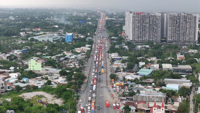 Cận cảnh người dân TP HCM về quê nghỉ lễ ở nhiều tuyến đường chiều tối 29-8- Ảnh 10. Cận cảnh người dân TP HCM về quê nghỉ lễ ở nhiều tuyến đường chiều tối 29-8- Ảnh 10.