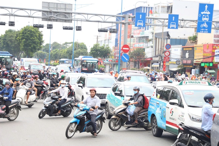 CSGT TP HCM khuyến cáo đặc biệt cho lễ 2-9 tránh ùn tắc giao thông - Ảnh 2. CSGT TP HCM khuyến cáo đặc biệt cho lễ 2-9 tránh ùn tắc giao thông - Ảnh 2.