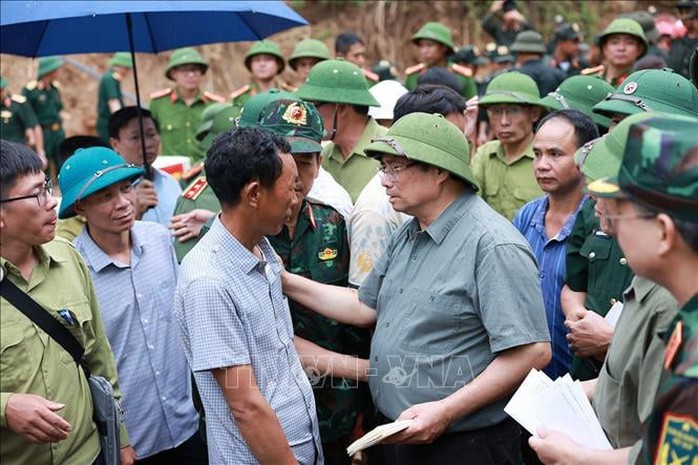 Thủ tướng xúc động thăm hỏi, động viên nhân dân thiệt hại do mưa lũ tại tỉnh Điện Biên - Ảnh 9.