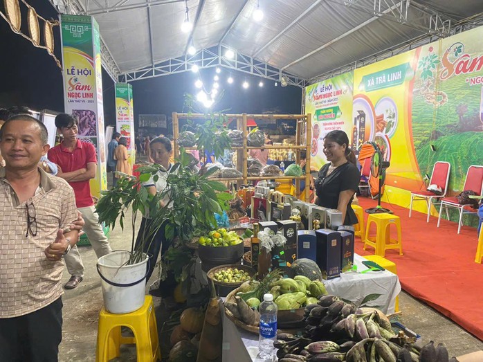 Phiên chợ ở miền núi Đà Nẵng diễn ra 3 ngày, thu về hàng tỉ đồng- Ảnh 1. Phiên chợ ở miền núi Đà Nẵng diễn ra 3 ngày, thu về hàng tỉ đồng- Ảnh 1.