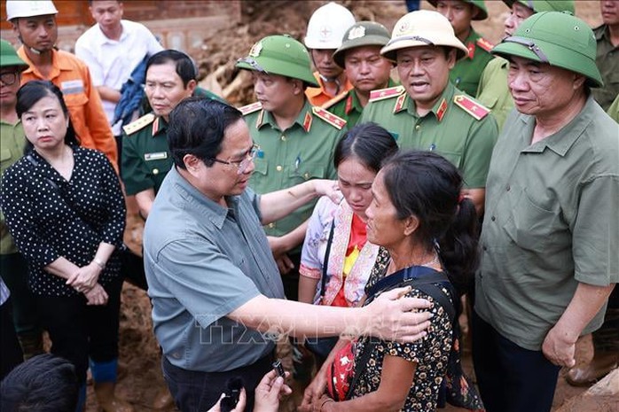 Thủ tướng xúc động thăm hỏi, động viên nhân dân thiệt hại do mưa lũ tại tỉnh Điện Biên - Ảnh 3.