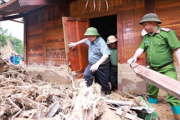 Thủ tướng xúc động thăm hỏi, động viên nhân dân thiệt hại do mưa lũ tại tỉnh Điện Biên - Ảnh 8.