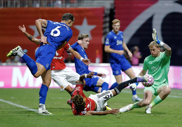 Man United hòa Everton, HLV Ruben Amorim có danh hiệu đầu tay cùng "Quỷ đỏ"- Ảnh 3. Man United hòa Everton, HLV Ruben Amorim có danh hiệu đầu tay cùng "Quỷ đỏ"- Ảnh 3.
