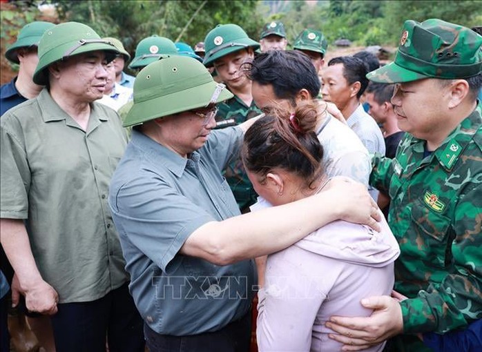 Thủ tướng xúc động thăm hỏi, động viên nhân dân thiệt hại do mưa lũ tại tỉnh Điện Biên - Ảnh 1.