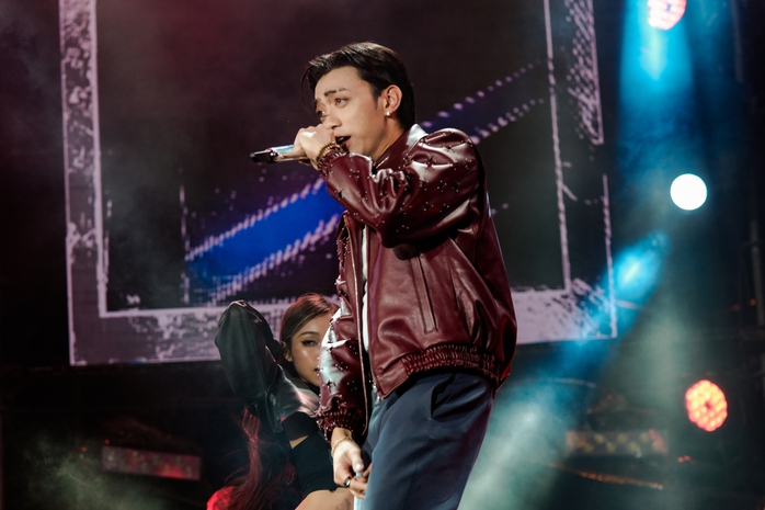 SOOBIN, Phương Mỹ Chi, Obito, RHYDER "cháy" rực phố đi bộ - Ảnh 4.
