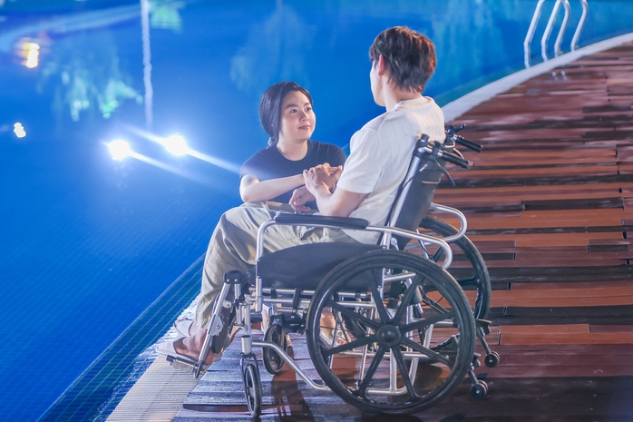 Lê Khánh hóa nữ cường, hết lòng với em trai Thuận Nguyễn - Ảnh 4.