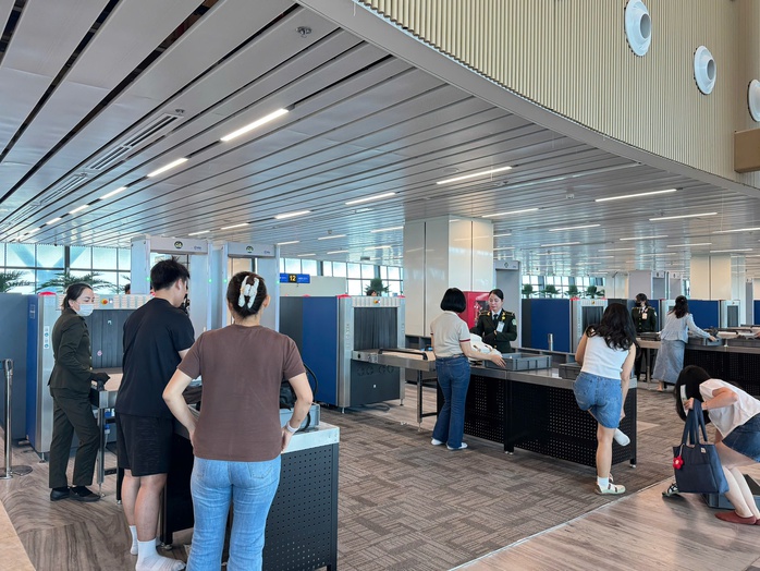 Bỏ quy định cởi giày, thắt lưng ở sân bay: Giải pháp nâng cao chất lượng dịch vụ hàng không - Ảnh 1. Bỏ quy định cởi giày, thắt lưng ở sân bay: Giải pháp nâng cao chất lượng dịch vụ hàng không - Ảnh 1.