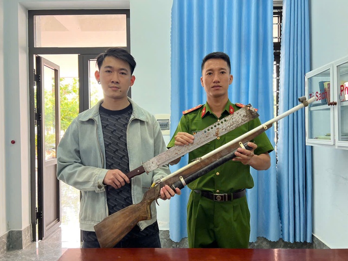 Hai thanh niên giao nộp súng tự chế cho Công an tại Quảng Trị - Ảnh 1. Hai thanh niên giao nộp súng tự chế cho Công an tại Quảng Trị - Ảnh 1.