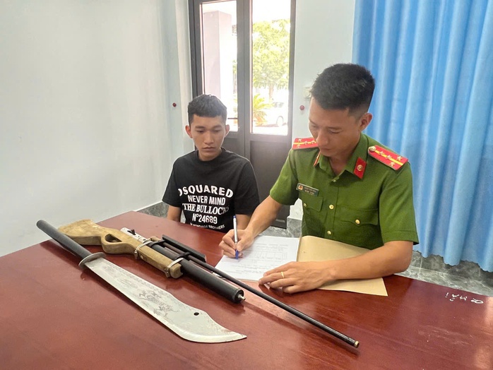 Hai thanh niên giao nộp súng tự chế cho Công an tại Quảng Trị - Ảnh 2. Hai thanh niên giao nộp súng tự chế cho Công an tại Quảng Trị - Ảnh 2.