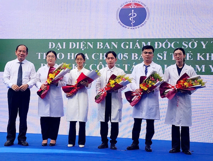 Khi bác sĩ trẻ tình nguyện về cơ sở - Ảnh 1.