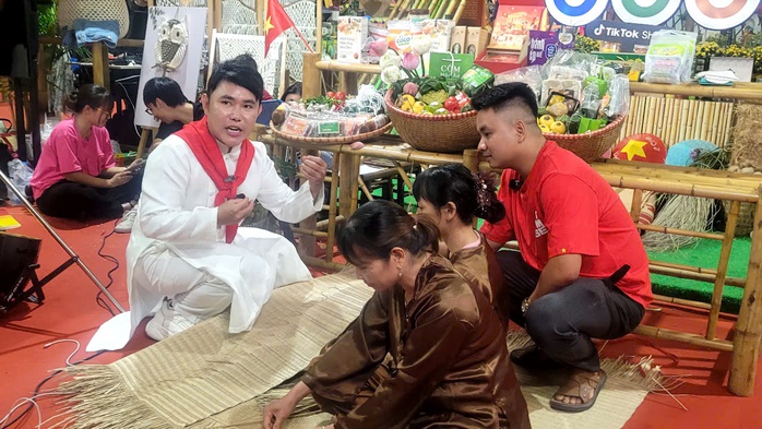Bùng nổ mua sắm dịp lễ 2 - 9 với nhiều chương trình khuyến mãi hấp dẫn - Ảnh 1.