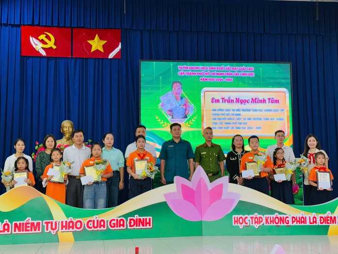 Phường Bình Trưng trao học bổng Nguyễn Hữu Thọ năm học 2025 - 2026- Ảnh 2. Phường Bình Trưng trao học bổng Nguyễn Hữu Thọ năm học 2025 - 2026- Ảnh 2.
