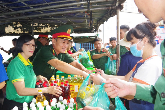 Chương trình "Gian hàng 0 đồng, gắn kết tình Quân – Dân" mang niềm vui đến với phường Trung Mỹ Tây - Ảnh 1.