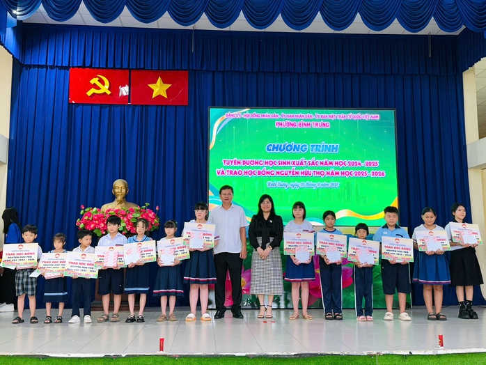 Phường Bình Trưng trao học bổng Nguyễn Hữu Thọ năm học 2025 - 2026- Ảnh 3. Phường Bình Trưng trao học bổng Nguyễn Hữu Thọ năm học 2025 - 2026- Ảnh 3.