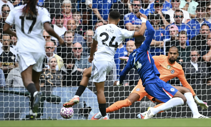 VAR gây tranh cãi, Chelsea thắng Fulham ở derby London- Ảnh 2. VAR gây tranh cãi, Chelsea thắng Fulham ở derby London- Ảnh 2.