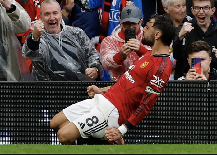 Bruno Fernandes "giải cứu" Man United trên chấm phạt đền- Ảnh 6. Bruno Fernandes "giải cứu" Man United trên chấm phạt đền- Ảnh 6.