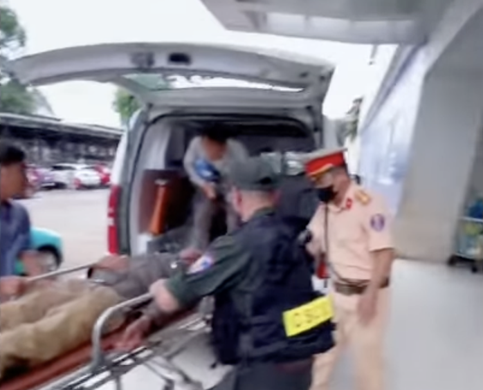 CLIP: Cảnh sát giao thông “mở đường” cứu nạn nhân gặp nạn- Ảnh 1. CLIP: Cảnh sát giao thông “mở đường” cứu nạn nhân gặp nạn- Ảnh 1.
