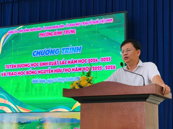 Phường Bình Trưng trao học bổng Nguyễn Hữu Thọ năm học 2025 - 2026- Ảnh 1. Phường Bình Trưng trao học bổng Nguyễn Hữu Thọ năm học 2025 - 2026- Ảnh 1.