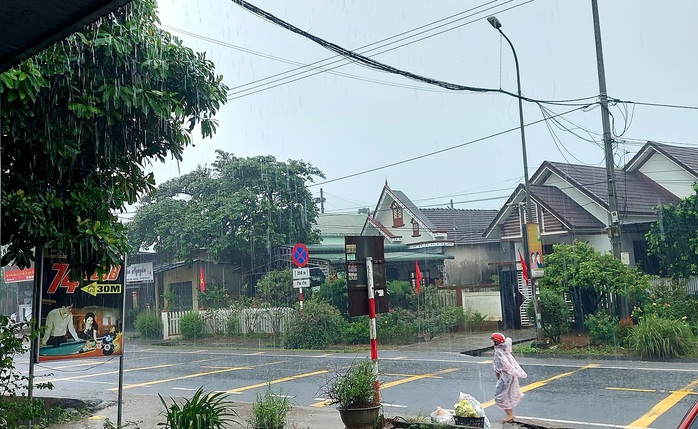 Quảng Trị mưa trắng trời, phao tiêu hàng hải dài 12m dạt vào bờ biển - Ảnh 1. Quảng Trị mưa trắng trời, phao tiêu hàng hải dài 12m dạt vào bờ biển - Ảnh 1.